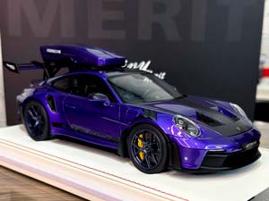 PORSCHE 911 (992) GT3 RS LUGGAGE VIOLA PURPLE METALLIC/BLACK LIVERY WITH BLUE WHEELS / ПОРШЕ 911 992 GT3 RS LUGGAGE VIOLA PURPLE МЕТАЛЛИК/ЧЕРНЫЙ ЛИВРЕЯ С СИНИМИ КОЛЕСАМИ — фото 3