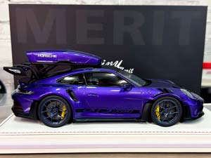 PORSCHE 911 (992) GT3 RS LUGGAGE VIOLA PURPLE METALLIC/BLACK LIVERY WITH BLUE WHEELS / ПОРШЕ 911 992 GT3 RS LUGGAGE VIOLA PURPLE МЕТАЛЛИК/ЧЕРНЫЙ ЛИВРЕЯ С СИНИМИ КОЛЕСАМИ — фото 4