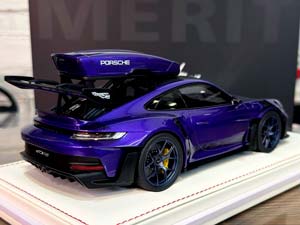 PORSCHE 911 (992) GT3 RS LUGGAGE VIOLA PURPLE METALLIC/BLACK LIVERY WITH BLUE WHEELS / ПОРШЕ 911 992 GT3 RS LUGGAGE VIOLA PURPLE МЕТАЛЛИК/ЧЕРНЫЙ ЛИВРЕЯ С СИНИМИ КОЛЕСАМИ — фото 5