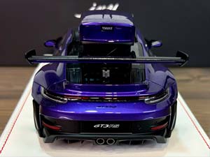 PORSCHE 911 (992) GT3 RS LUGGAGE VIOLA PURPLE METALLIC/BLACK LIVERY WITH BLUE WHEELS / ПОРШЕ 911 992 GT3 RS LUGGAGE VIOLA PURPLE МЕТАЛЛИК/ЧЕРНЫЙ ЛИВРЕЯ С СИНИМИ КОЛЕСАМИ — фото 6