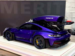 PORSCHE 911 (992) GT3 RS LUGGAGE VIOLA PURPLE METALLIC/BLACK LIVERY WITH BLUE WHEELS / ПОРШЕ 911 992 GT3 RS LUGGAGE VIOLA PURPLE МЕТАЛЛИК/ЧЕРНЫЙ ЛИВРЕЯ С СИНИМИ КОЛЕСАМИ — фото 7
