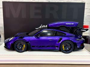 PORSCHE 911 (992) GT3 RS LUGGAGE VIOLA PURPLE METALLIC/BLACK LIVERY WITH BLUE WHEELS / ПОРШЕ 911 992 GT3 RS LUGGAGE VIOLA PURPLE МЕТАЛЛИК/ЧЕРНЫЙ ЛИВРЕЯ С СИНИМИ КОЛЕСАМИ — фото 8