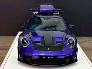 PORSCHE 911 (992) GT3 RS LUGGAGE VIOLA PURPLE METALLIC/BLACK LIVERY WITH BLUE WHEELS / ПОРШЕ 911 992 GT3 RS LUGGAGE VIOLA PURPLE МЕТАЛЛИК/ЧЕРНЫЙ ЛИВРЕЯ С СИНИМИ КОЛЕСАМИ — фото 2