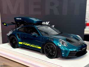 PORSCHE 911 (992) GT3 RS LUGGAGE RACING GREEN/GREEN LIVERY WITH BLACK WHEELS / ПОРШЕ 911 992 GT3 RS LUGGAGE ГОНОЧНЫЙ ЗЕЛЕНЫЙ/ЗЕЛЕНЫЙ ЛИВРЕЯ С ЧЕРНЫМИ КОЛЕСАМИ (ЛИМИТ 07/20) — фото 3