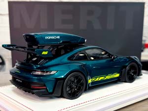 PORSCHE 911 (992) GT3 RS LUGGAGE RACING GREEN/GREEN LIVERY WITH BLACK WHEELS / ПОРШЕ 911 992 GT3 RS LUGGAGE ГОНОЧНЫЙ ЗЕЛЕНЫЙ/ЗЕЛЕНЫЙ ЛИВРЕЯ С ЧЕРНЫМИ КОЛЕСАМИ (ЛИМИТ 07/20) — фото 5