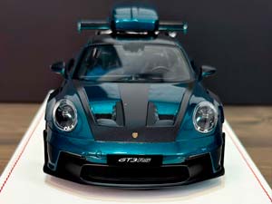 PORSCHE 911 (992) GT3 RS LUGGAGE RACING GREEN/GREEN LIVERY WITH BLACK WHEELS / ПОРШЕ 911 992 GT3 RS LUGGAGE ГОНОЧНЫЙ ЗЕЛЕНЫЙ/ЗЕЛЕНЫЙ ЛИВРЕЯ С ЧЕРНЫМИ КОЛЕСАМИ (ЛИМИТ 07/20) — фото 2