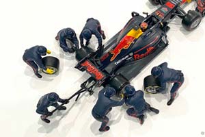 RED BULL CREW SET 7 FIGURINES WITH ACESSORIES WITH DECALS | RED BULL  НАБОР ИЗ 7-МИ ФИГУРОК МЕХАННИКОВ РЕД БУЛЛ 2022 С ДЕКАЛЯМИ — фото 4