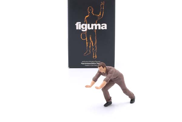 MECHANIC WITH BROWN OVERALL PUSHES AT THE BACK - FIGURE FIGURENMANUFAKTUR / МЕЧАНИК КОРИЧНЕВЫЙ ОВЕРАЛЛ ПУШЕС АТ БАК ФИГУРКА ФИГУРЕНМАНУФАКТУР — фото 3