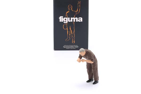 MECHANIC WITH BROWN OVERALL AND SPARK PLUG - FIGURE FIGURENMANUFAKTUR / МЕЧАНИК КОРИЧНЕВЫЙ ОВЕРАЛЛ СПАРК ПЛУГ ФИГУРКА ФИГУРЕНМАНУФАКТУР — фото 3