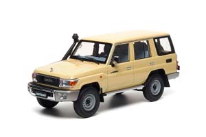 TOYOTA LAND CRUISER 76 2017 КРЕМОВЫЙ
