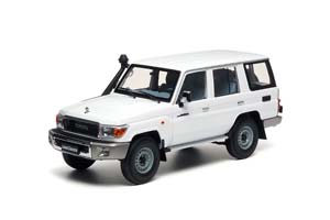 TOYOTA LAND CRUISER 76 2017 БЕЛЫЙ
