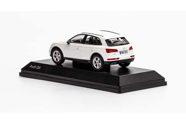 AUDI Q5 2016 WHITE / АУДИ Q5 2016 БЕЛЫЙ (ДЛИНА 15 СМ, БОКС МОЖЕТ ИМЕТЬ ПОВРЕЖДЕНИЯ, КАРТОННОЙ УПАКОВКИ НЕТ) — фото 4