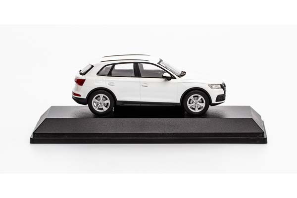 AUDI Q5 2016 WHITE / АУДИ Q5 2016 БЕЛЫЙ (ДЛИНА 15 СМ, БОКС МОЖЕТ ИМЕТЬ ПОВРЕЖДЕНИЯ, КАРТОННОЙ УПАКОВКИ НЕТ) — фото 6