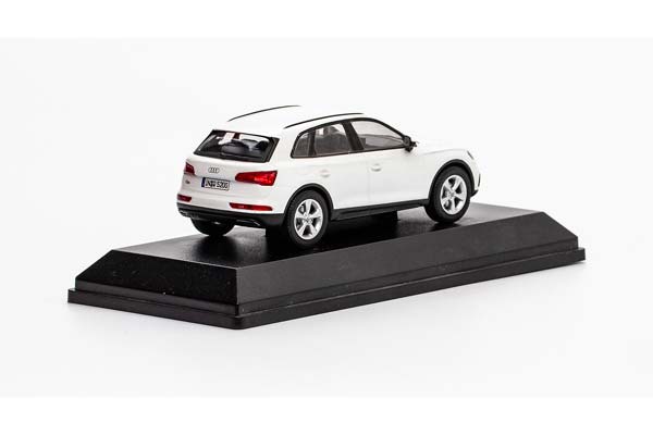 AUDI Q5 2016 WHITE / АУДИ Q5 2016 БЕЛЫЙ (ДЛИНА 15 СМ, БОКС МОЖЕТ ИМЕТЬ ПОВРЕЖДЕНИЯ, КАРТОННОЙ УПАКОВКИ НЕТ) — фото 2