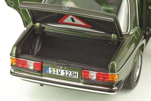 MERCEDES W123 E200 E-CLASS LIMOUSINE 1980-1985 GREEN LIMITED EDITION 1000 PCS — фото 8