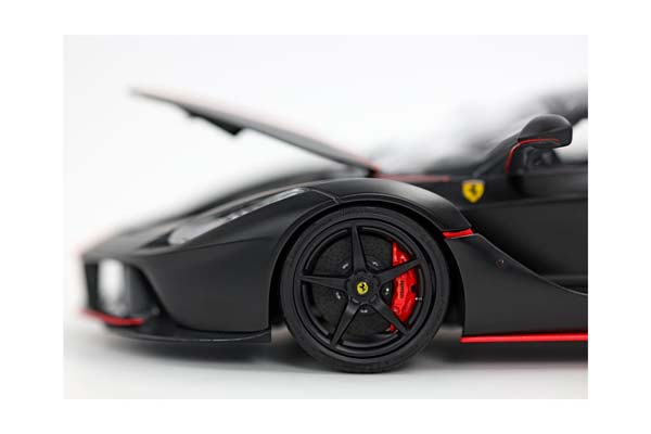 FERRARI LAFERRARI MATT BLACK WITH RED STRIPES FERNANDO ALONSO ECO LEATHER BASE - DISPLAY CASE INCLUDED / ФЕРРАРИ ЛАФЕРРАРИ МАТТ ПОЛОСЫ ФЕРНАНДО АЛОНСО ЕКО ЛЕАТХЕР БАЗА 1:18 КРАСНЫЙ — фото 8