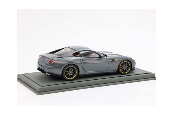 FERRARI 599 GTB FIORANO 2006 AUTOMATIC GEAR - MADE IN ITALY SILVERSTONE GREY CUOIO COLOR INTERIOR / ФЕРРАРИ 599 ГТБ 2006 АВТОМАТ 1:18 СЕРЫЙ — фото 2