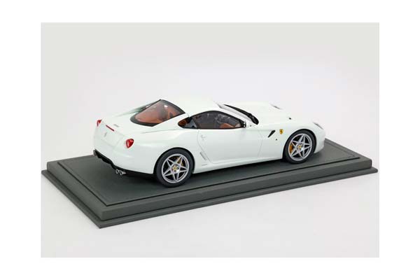 FERRARI 599 GTB FIORANO 2006 AUTOMATIC GEAR - MADE IN ITALY AVUS WHITE CUOIO COLOR INTERIOR / ФЕРРАРИ 599 ГТБ 2006 АВТОМАТ 1:18 БЕЛЫЙ — фото 3