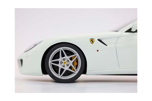 FERRARI 599 GTB FIORANO 2006 AUTOMATIC GEAR - MADE IN ITALY AVUS WHITE CUOIO COLOR INTERIOR / ФЕРРАРИ 599 ГТБ 2006 АВТОМАТ 1:18 БЕЛЫЙ — фото 7