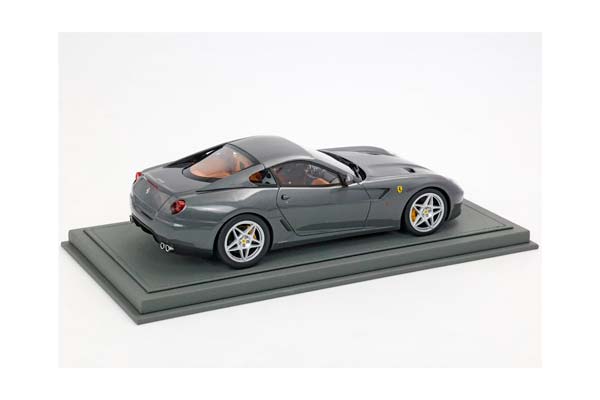 FERRARI 599 GTB FIORANO 2006 MANUAL GEAR - MADE IN ITALY SILVERSTONE GREY CUOIO COLOR INTERIOR / ФЕРРАРИ 599 ГТБ 2006 МЕХАНИКА 1:18 СЕРЫЙ — фото 2
