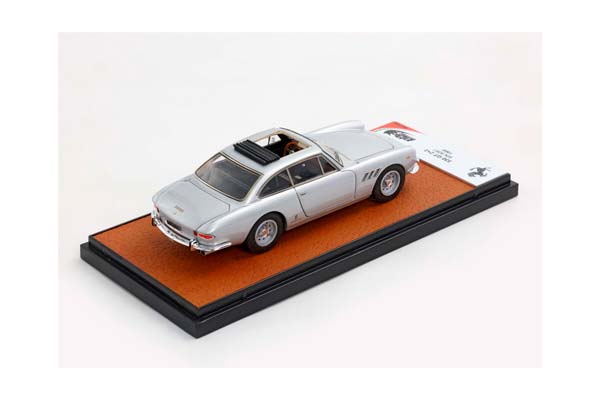FERRARI 330 GT 2+2 SINGLE LIGHT AND OPEN ROOF SILVER AND BLACK INTERIOR S/N 8267 / ФЕРРАРИ 330 ГТ 2+2 СИНГЛЕ ЛИГХТ ОТКРЫТАЯ КРЫША САЛОН С 1:43 СЕРЕБРИСТЫЙ — фото 3
