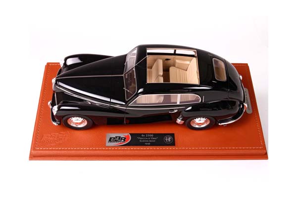 ALFA ROMEO FRECCIA D ORO GLOSS BLACK-WITH DISPLAY CASE / АЛЬФА РОМЕО ФРЕЧЧА Д ГЛОСС - 1:18 ЧЕРНЫЙ — фото 3
