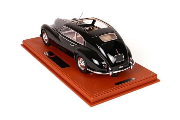ALFA ROMEO FRECCIA D ORO GLOSS BLACK-WITH DISPLAY CASE / АЛЬФА РОМЕО ФРЕЧЧА Д ГЛОСС - 1:18 ЧЕРНЫЙ — фото 5