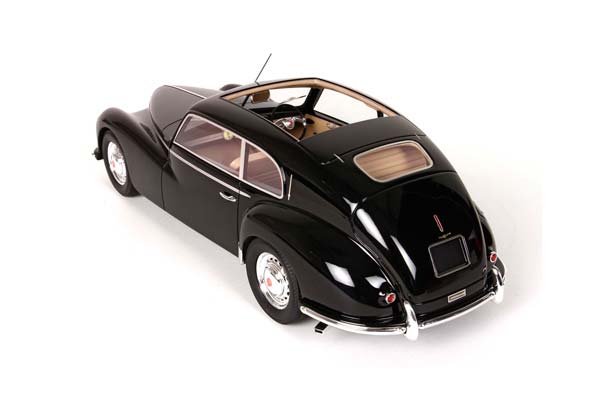 ALFA ROMEO FRECCIA D ORO GLOSS BLACK-WITH DISPLAY CASE / АЛЬФА РОМЕО ФРЕЧЧА Д ГЛОСС - 1:18 ЧЕРНЫЙ — фото 6