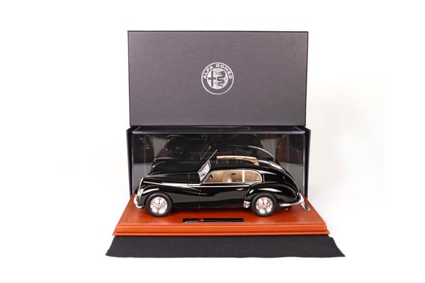 ALFA ROMEO FRECCIA D ORO GLOSS BLACK-WITH DISPLAY CASE / АЛЬФА РОМЕО ФРЕЧЧА Д ГЛОСС - 1:18 ЧЕРНЫЙ — фото 2