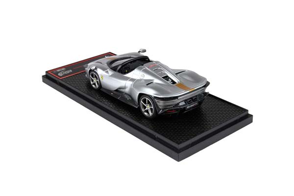 FERRARI DAYTONA SP3 SERIE ICONA ARGENTO NURBURGRING / ФЕРРАРИ ДАЙТОНА СП3 СЕРИЕ ИКОНА НУРБУРГРИНГ 1:43 СЕРЕБРИСТЫЙ — фото 2