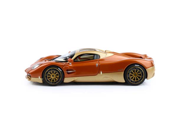 PAGANI UTOPIA METALLIC BRONZE / ПАГАНИ УТОПИЯ МЕТАЛЛИК 1:43 БРОНЗОВЫЙ — фото 4
