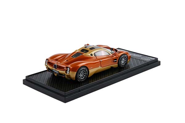 PAGANI UTOPIA METALLIC BRONZE / ПАГАНИ УТОПИЯ МЕТАЛЛИК 1:43 БРОНЗОВЫЙ — фото 2