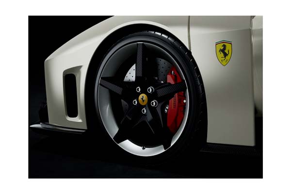 FERRARI F80 CARBON OPTIONAL BIANCO ITALIA - BICOLOR WHEELS SILVER AND CARBON / ФЕРРАРИ Ф80 КАРБОН ОПТИОНАЛ ИТАЛИА 1:43 БЕЛЫЙ — фото 2