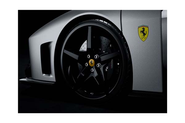 FERRARI F80 CARBON OPTIONAL GLOSS ALUMINIUM - CARBON WHEELS / ФЕРРАРИ Ф80 КАРБОН ОПТИОНАЛ ГЛОСС АЛУМИНИУМ 1:43 ЧЕРНЫЙ — фото 2
