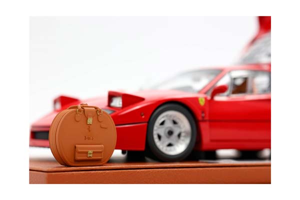 FERRARI F40 1987 ROSSO CORSA - MANSELL - FULL OPEN DIECAST WITH SCHEDONI BOOK AND SUITCASE MINIATURE / ФЕРРАРИ Ф40 1987 1:18 КРАСНЫЙ — фото 4
