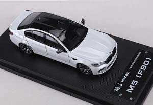 BMW F90 M5 2025 WHITE / БМВ Ф90 М5 БЕЛЫЙ (ДЛИНА 7-10 СМ) — фото 4