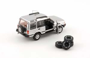 LAND ROVER DISCOVERY 1 1998 SILVER (ПРАВОРУЛЬНЫЙ) С НАБОРОМ КОЛЕС (ДЛИНА МОДЕЛИ 6-10 СМ) — фото 2