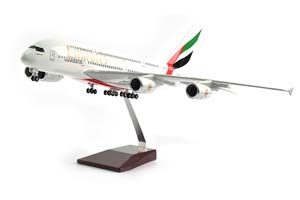 AIRBUS A380 EMIRATES /МОДЕЛЬ САМОЛЕТА ЭЙРБАС АЭРОБУС А380 EMIRATES С ОСВЕЩЕНИЕМ САЛОНА НА ШАССИ (ДЛИНА 46 СМ) — фото 4