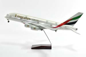 AIRBUS A380 EMIRATES /МОДЕЛЬ САМОЛЕТА ЭЙРБАС АЭРОБУС А380 EMIRATES С ОСВЕЩЕНИЕМ САЛОНА НА ШАССИ (ДЛИНА 46 СМ) — фото 5