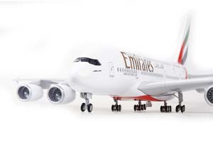 AIRBUS A380 EMIRATES /МОДЕЛЬ САМОЛЕТА ЭЙРБАС АЭРОБУС А380 EMIRATES С ОСВЕЩЕНИЕМ САЛОНА НА ШАССИ (ДЛИНА 46 СМ) — фото 2