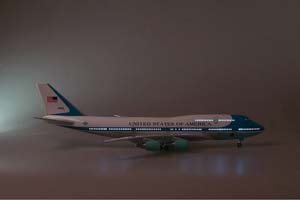 BOEING 747 PRESIDENT OF UNITED STATES / МОДЕЛЬ САМОЛЕТА БОИНГ 747 ПРЕЗИДЕНТА США (С ОСВЕЩЕНИЕМ САЛОНА НА ШАССИ ДЛИНА 46 СМ) — фото 8