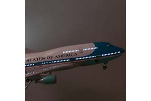 BOEING 747 PRESIDENT OF UNITED STATES / МОДЕЛЬ САМОЛЕТА БОИНГ 747 ПРЕЗИДЕНТА США (С ОСВЕЩЕНИЕМ САЛОНА НА ШАССИ ДЛИНА 46 СМ) — фото 2