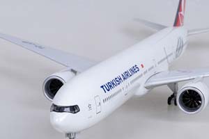 МОДЕЛЬ САМОЛЕТА BOEING 777 TURKISH AIRLINES / БОИНГ 777 ТУРКИШ ЭРЛАЙНС (С ПОДСВЕТКОЙ ИЛЛЮМИНАТОРОВ ДЛИНА 47 СМ) — фото 6