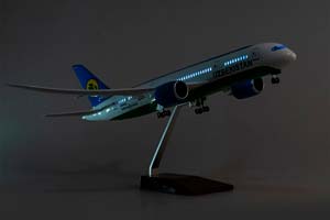 МОДЕЛЬ САМОЛЕТА BOEING 787-9 DREAMLINER UZBEKISTAN / МОДЕЛЬ САМОЛЕТА БОИНГ 787-9 ДРИМЛАЙНЕР УЗБЕКСКИЕ АВИАЛИНИИ (С ОСВЕЩЕНИЕМ САЛОНА НА ШАССИ ДЛИНА 45 СМ) — фото 3