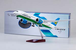 МОДЕЛЬ САМОЛЕТА BOEING 787-9 DREAMLINER UZBEKISTAN / МОДЕЛЬ САМОЛЕТА БОИНГ 787-9 ДРИМЛАЙНЕР УЗБЕКСКИЕ АВИАЛИНИИ (С ОСВЕЩЕНИЕМ САЛОНА НА ШАССИ ДЛИНА 45 СМ) — фото 13