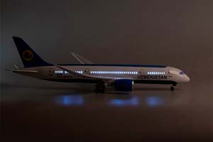 МОДЕЛЬ САМОЛЕТА BOEING 787-9 DREAMLINER UZBEKISTAN / МОДЕЛЬ САМОЛЕТА БОИНГ 787-9 ДРИМЛАЙНЕР УЗБЕКСКИЕ АВИАЛИНИИ (С ОСВЕЩЕНИЕМ САЛОНА НА ШАССИ ДЛИНА 45 СМ) — фото 4