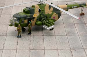 МИЛЬ-8 БОЕВОЙ ВЕРТОЛЕТ ВКС РОССИИ 1960-2024 (ДЛИНА МОДЕЛИ 50 СМ) — фото 4