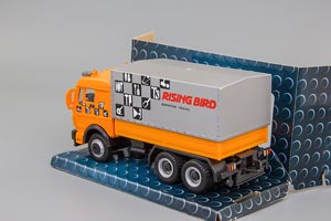 MERCEDES-BENZ SK-SERIES, БОРТОВОЙ С ТЕНТОМ) ОРАНЖЕВЫЙ (ДЛИНА МОДЕЛИ 6-10 СМ) — фото 2