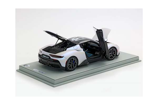 MASERATI MC20 DIECAST FULL OPEN BIANCO AUDACE MASERATI TRIDENTE ON BLACK ROOF - CLEANING KIT INCLUDED / МАЗЕРАТИ МС20 АУДАКЕ МАЗЕРАТИ ТРИДЕНТЕ ОН РООФ 1:18 БЕЛЫЙ — фото 3
