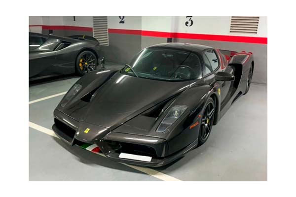 FERRARI ENZO OPEN DIECAST FULL CARBON - ITALIAN STRIPE - POLIFOAM PACK / ФЕРРАРИ ЭНЦО ОПЕН ФУЛЛ КАРБОН 1:18 ЧЕРНЫЙ